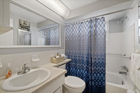 Condo in New Port Richey, Florida, 2 bedrooms  № 1905687 - photo 12