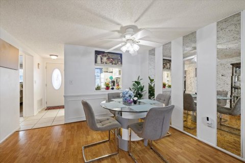 Condo in New Port Richey, Florida, 2 bedrooms  № 1905687 - photo 13