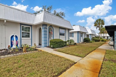 Condo in New Port Richey, Florida, 2 bedrooms  № 1905687 - photo 1