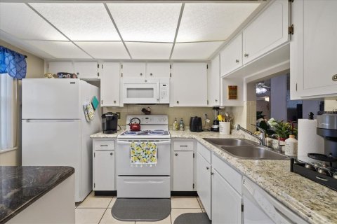 Condo in New Port Richey, Florida, 2 bedrooms  № 1905687 - photo 15