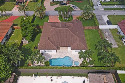 House in Miami, Florida 4 bedrooms, 224.45 sq.m. № 1892851 - photo 5
