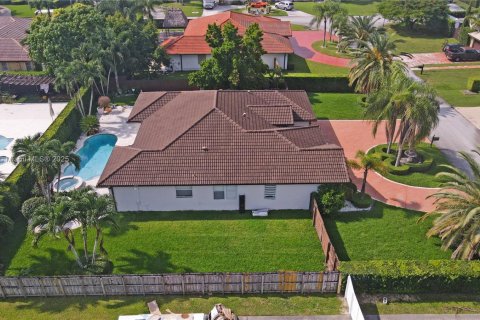 House in Miami, Florida 4 bedrooms, 224.45 sq.m. № 1892851 - photo 12