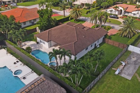 House in Miami, Florida 4 bedrooms, 224.45 sq.m. № 1892851 - photo 11