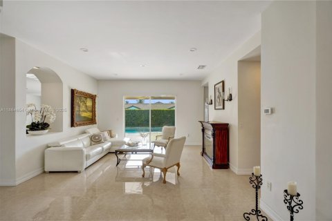 House in Miami, Florida 4 bedrooms, 224.45 sq.m. № 1892851 - photo 15