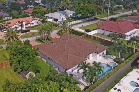 House in Miami, Florida 4 bedrooms, 224.45 sq.m. № 1892851 - photo 9