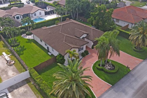 House in Miami, Florida 4 bedrooms, 224.45 sq.m. № 1892851 - photo 13