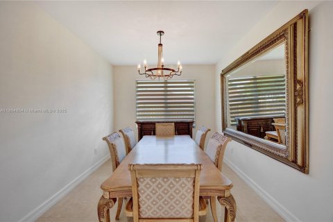House in Miami, Florida 4 bedrooms, 224.45 sq.m. № 1892851 - photo 28