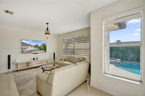 House in Miami, Florida 4 bedrooms, 224.45 sq.m. № 1892851 - photo 22