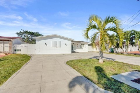 Villa ou maison à vendre à Miramar, Floride: 4 chambres, 111.02 m2 № 2080863 - photo 3