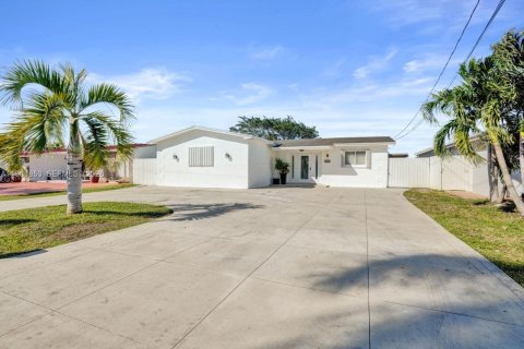 Villa ou maison à vendre à Miramar, Floride: 4 chambres, 111.02 m2 № 2080863 - photo 2