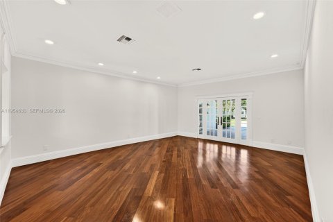 House in Miami, Florida 4 bedrooms, 381.27 sq.m. № 2010769 - photo 9