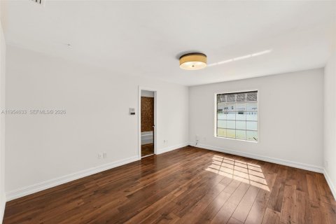 House in Miami, Florida 4 bedrooms, 381.27 sq.m. № 2010769 - photo 26