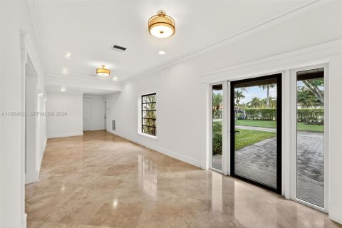 House in Miami, Florida 4 bedrooms, 381.27 sq.m. № 2010769 - photo 4