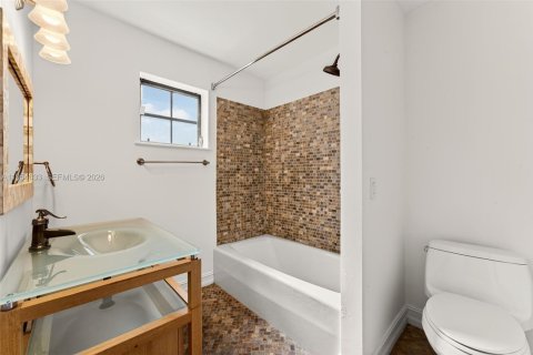 House in Miami, Florida 4 bedrooms, 381.27 sq.m. № 2010769 - photo 25