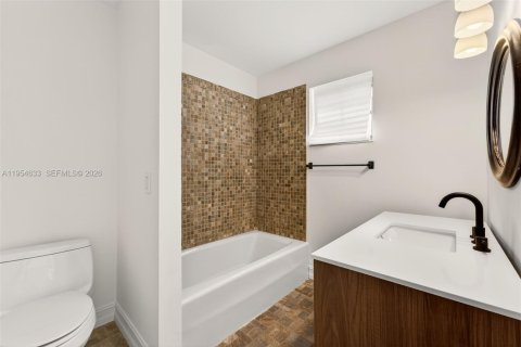 House in Miami, Florida 4 bedrooms, 381.27 sq.m. № 2010769 - photo 27