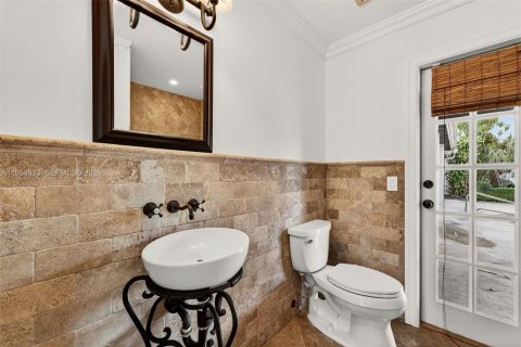 House in Miami, Florida 4 bedrooms, 381.27 sq.m. № 2010769 - photo 22