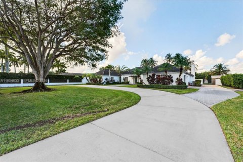 House in Miami, Florida 4 bedrooms, 381.27 sq.m. № 2010769 - photo 3