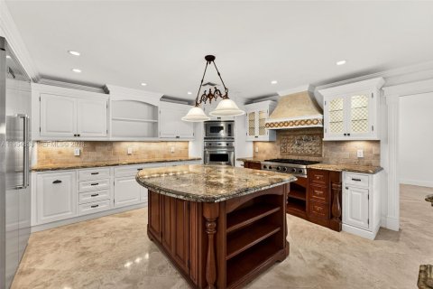 House in Miami, Florida 4 bedrooms, 381.27 sq.m. № 2010769 - photo 13