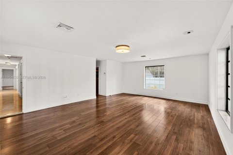 House in Miami, Florida 4 bedrooms, 381.27 sq.m. № 2010769 - photo 30