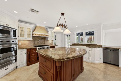 House in Miami, Florida 4 bedrooms, 381.27 sq.m. № 2010769 - photo 14