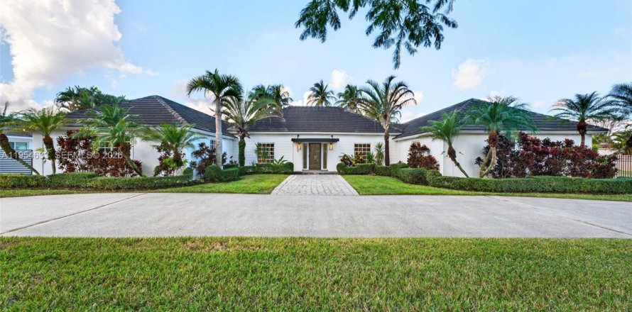 House in Miami, Florida 4 bedrooms, 381.27 sq.m. № 2010769