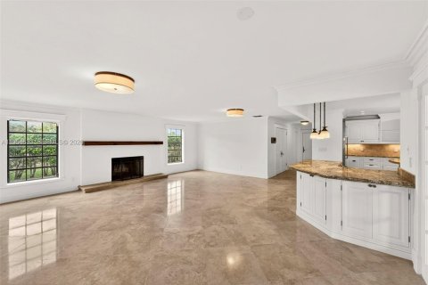 House in Miami, Florida 4 bedrooms, 381.27 sq.m. № 2010769 - photo 18