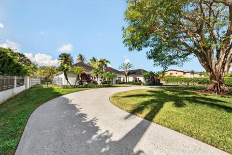 House in Miami, Florida 4 bedrooms, 381.27 sq.m. № 2010769 - photo 2