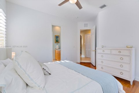 House in Miami, Florida 5 bedrooms, 424.01 sq.m. № 2397548 - photo 28