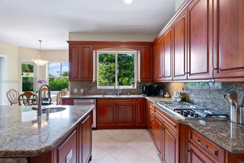 House in Miami, Florida 5 bedrooms, 424.01 sq.m. № 2397548 - photo 18