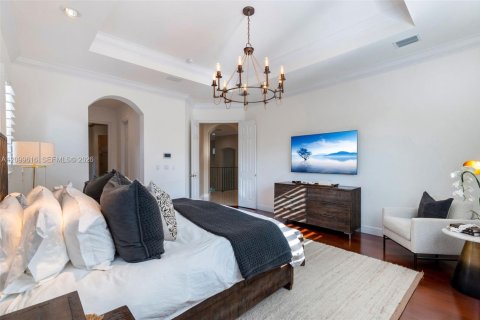 House in Miami, Florida 5 bedrooms, 424.01 sq.m. № 2397548 - photo 22