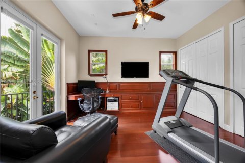 House in Miami, Florida 5 bedrooms, 424.01 sq.m. № 2397548 - photo 7