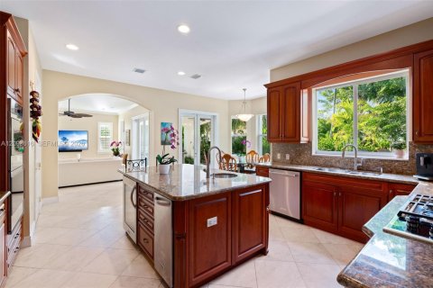 House in Miami, Florida 5 bedrooms, 424.01 sq.m. № 2397548 - photo 17