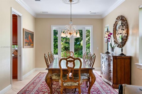 House in Miami, Florida 5 bedrooms, 424.01 sq.m. № 2397548 - photo 14
