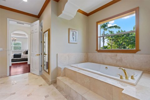 House in Miami, Florida 5 bedrooms, 424.01 sq.m. № 2397548 - photo 25