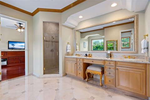 House in Miami, Florida 5 bedrooms, 424.01 sq.m. № 2397548 - photo 24