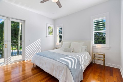 House in Miami, Florida 5 bedrooms, 424.01 sq.m. № 2397548 - photo 27