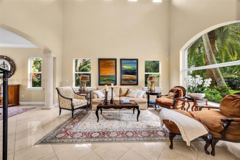 House in Miami, Florida 5 bedrooms, 424.01 sq.m. № 2397548 - photo 4