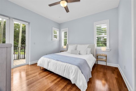 House in Miami, Florida 5 bedrooms, 424.01 sq.m. № 2397548 - photo 8