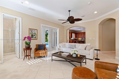 House in Miami, Florida 5 bedrooms, 424.01 sq.m. № 2397548 - photo 20