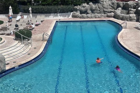 Condo in Sunny Isles Beach, Florida  № 1978562 - photo 2