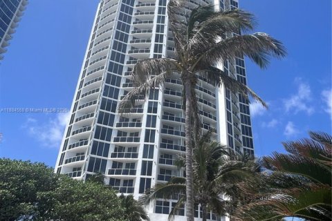 Condo in Sunny Isles Beach, Florida  № 1978562 - photo 1
