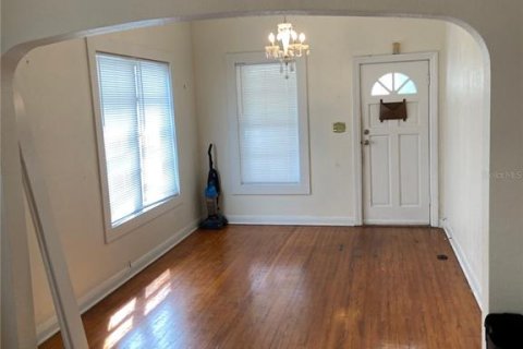 House in Tampa, Florida 3 bedrooms, 118.17 sq.m. № 2210913 - photo 2