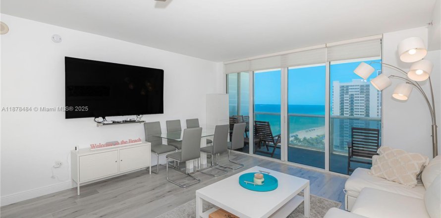 Кондоминиум с 1 спальней в Халландейл-Бич, Флорида № 1981096