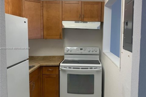 Condo in Pompano Beach, Florida, 1 bedroom  № 1983780 - photo 3
