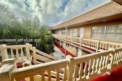 Condo in Pompano Beach, Florida, 1 bedroom  № 1983780 - photo 13