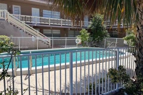 Condo in Pompano Beach, Florida, 1 bedroom  № 1983780 - photo 11