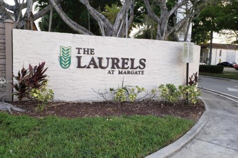 Condo in Margate, Florida, 2 bedrooms  № 1011744 - photo 1