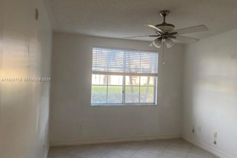 Condo in Tamarac, Florida, 2 bedrooms  № 1994786 - photo 11