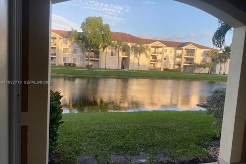 Condo in Tamarac, Florida, 2 bedrooms  № 1994786 - photo 3