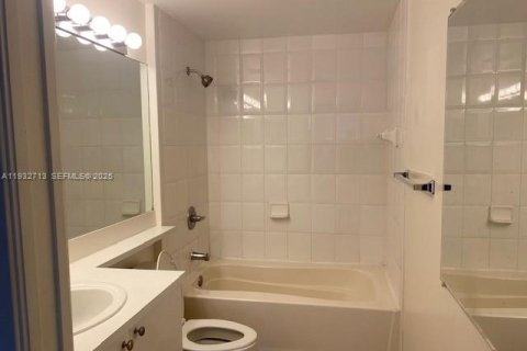 Condo in Tamarac, Florida, 2 bedrooms  № 1994786 - photo 10